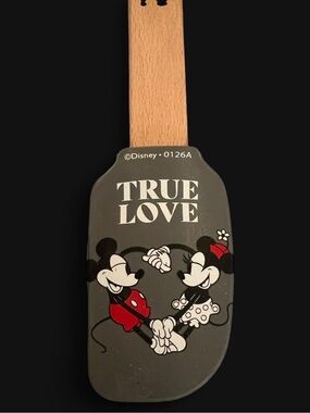 ✨ Brand New Disney Mickey & Minnie Mouse Mini Spatula ✨

#Disney #Mickey #Minnie